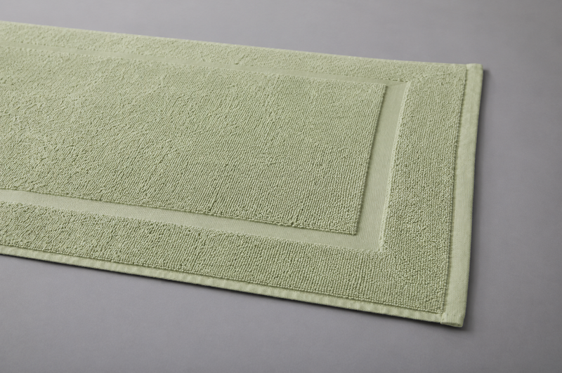 Saliegroene katoenen badmat 50x70 cm 850 GSM met geweven rand