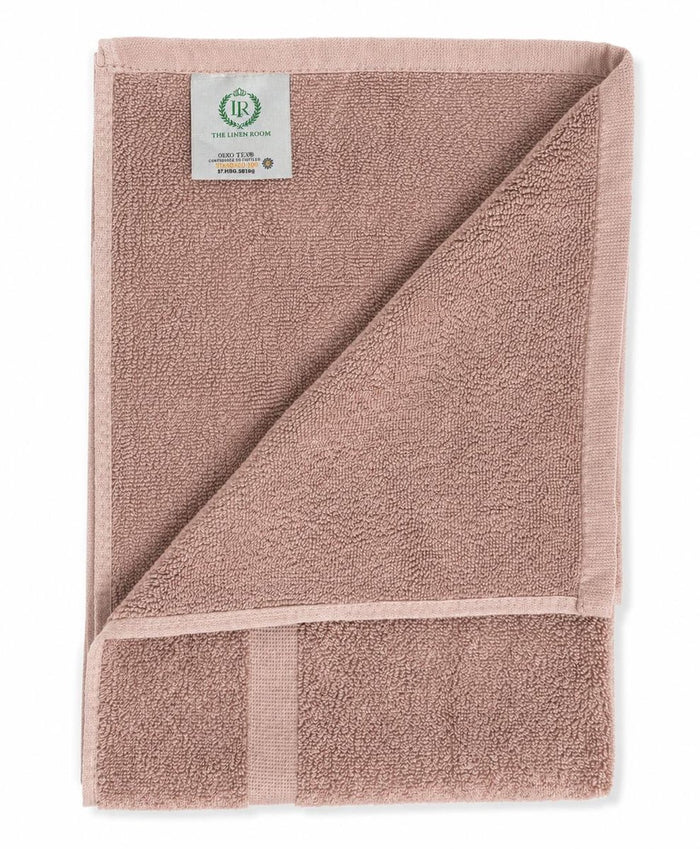 Opgevouwen oudroze badmat 50x70 cm met label van The Linen Room