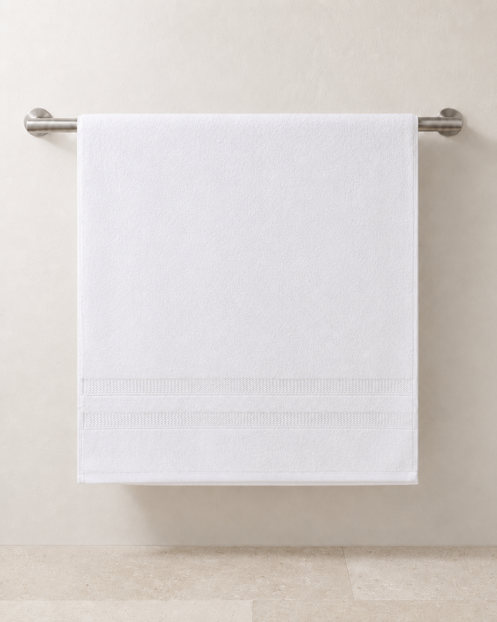 Witte katoenen handdoek aan een handdoekrek